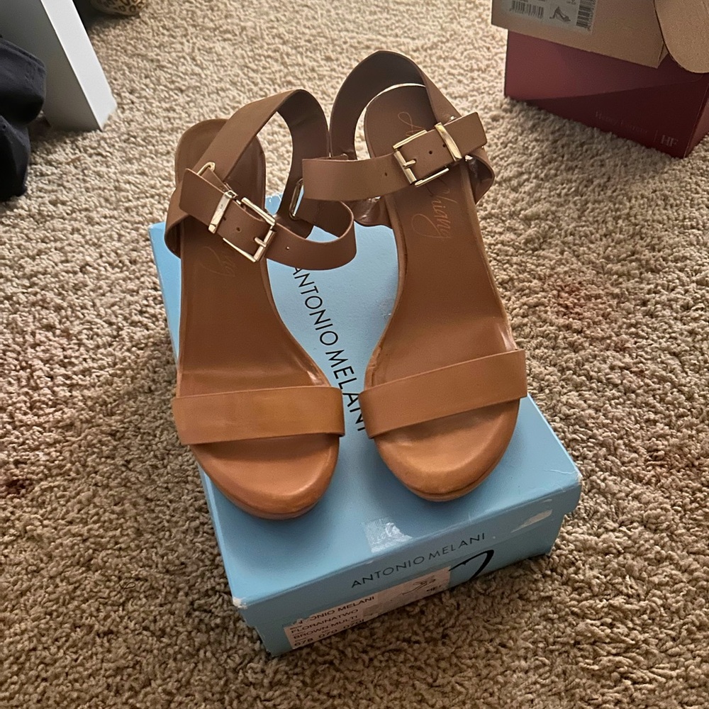 Arturo Chiang platform heels in brown. Size 8.5 new condition!